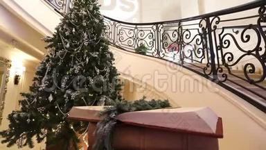 酒店或餐厅大厅的大圣诞树，大理石背景的大厅的圣诞树